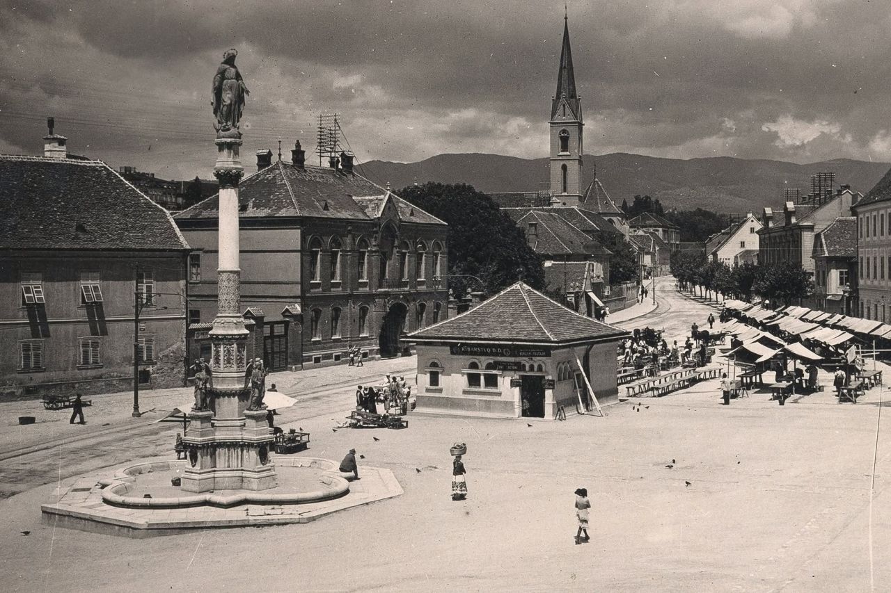 Kaptol oko 1925. godine. Skulptura Blažene Djevice Marije, autor A.D. Fernkorn, postavljen 1881. godine i ribarnica Ribarstvo d.d